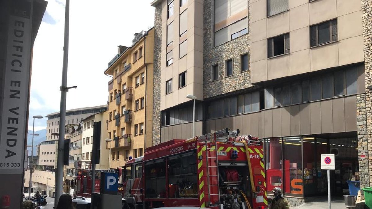 Un dels camions de bombers que s'ha desplaçat a l'avinguda Fiter i Rossell.