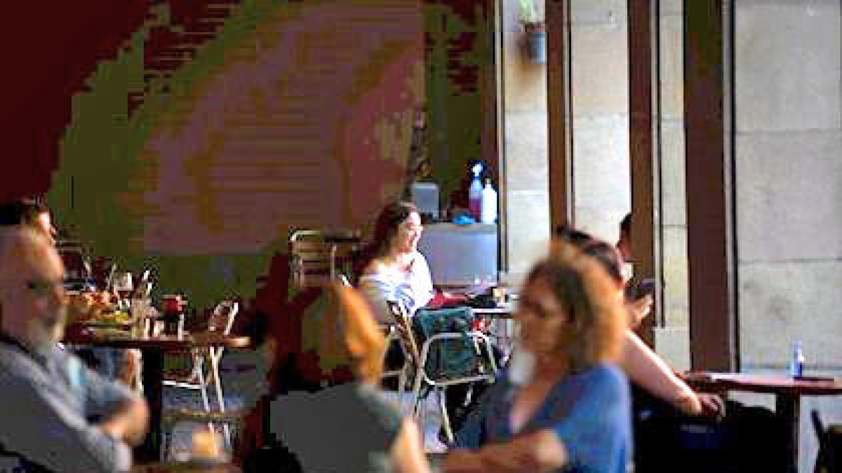 La Generalitat torna a decretar el tancament dels bars a mitjanit