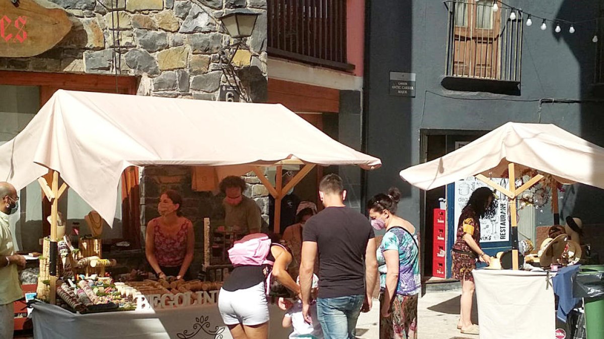 El Mercat de la Vall lluita contra la calor i la falta de Festa Major