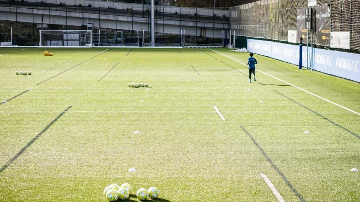 Un jugador de l'FC Andorra en una sessió d'entrenament a Prada de Moles FC Andorra