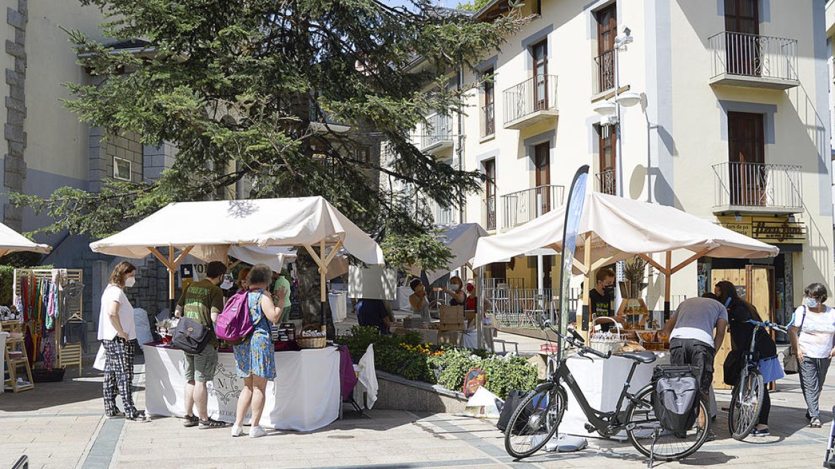 El Mercat de la Vall lluita contra la calor i la falta de Festa Major