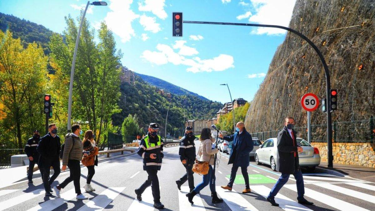 El ministre Jordi Torres i el director de Mobilitat, Jaume Bonell, al tram del nou vial