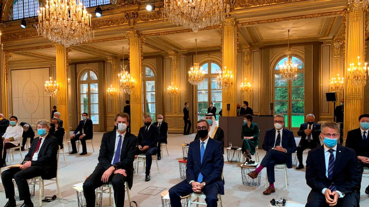 Macron rep les cartes credencials de 20 ambaixadors