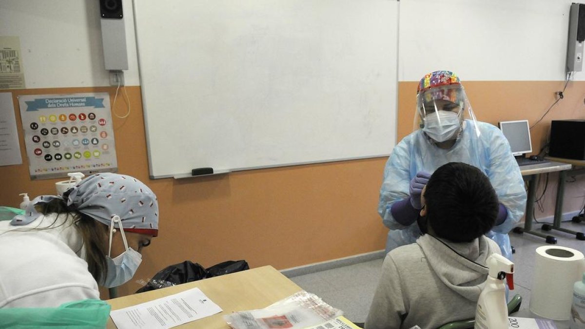 Alumnes d'Encamp passant la TMA aquest matí a l'escola
