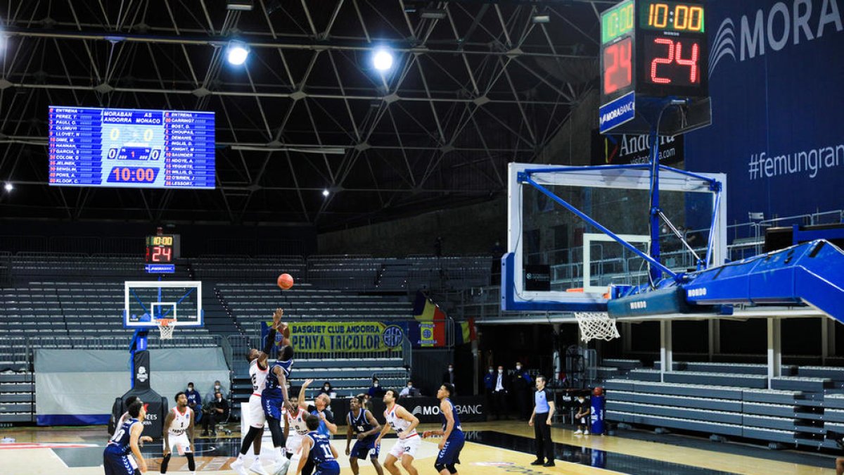 El ministre Benazet veu “lluny” la presència de públic al Poliesportiu