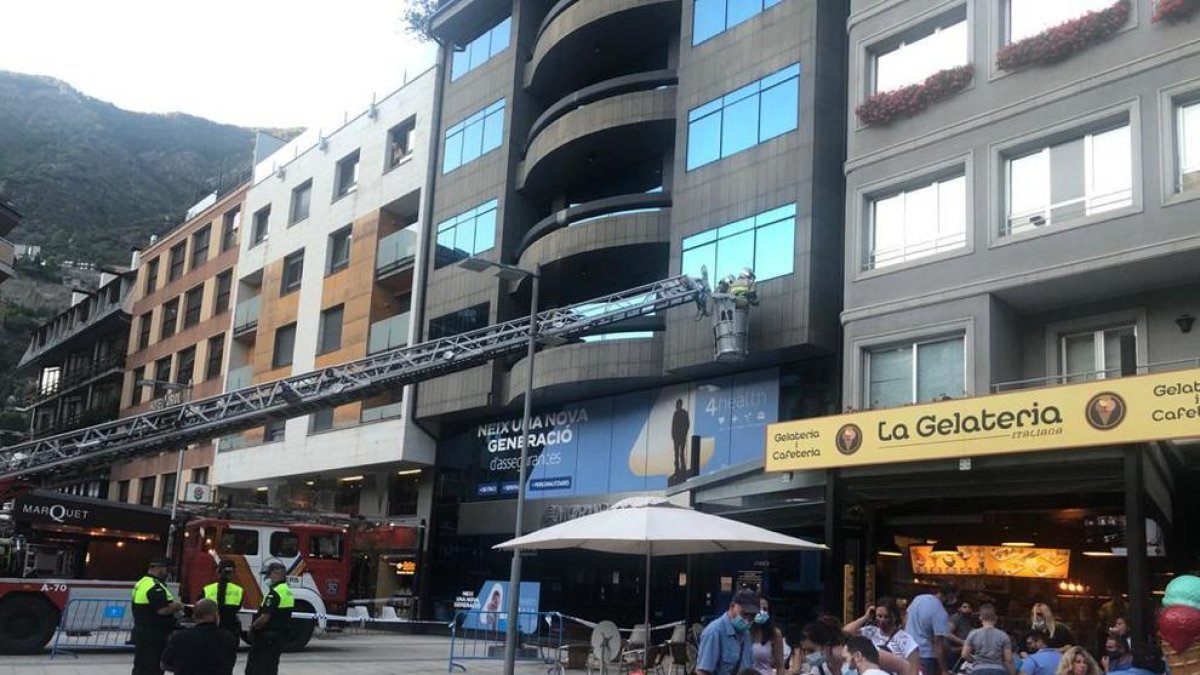 Actuació dels bombers en una façana a Escaldes