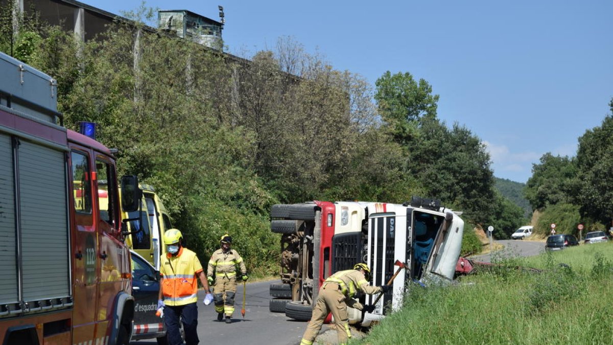 El camió talla el trànsit cap a Aravell