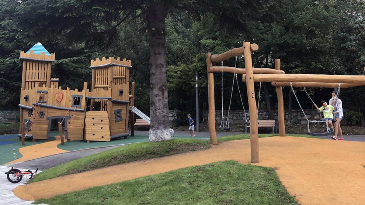 Parc infantil davant la plaça Sant Miquel