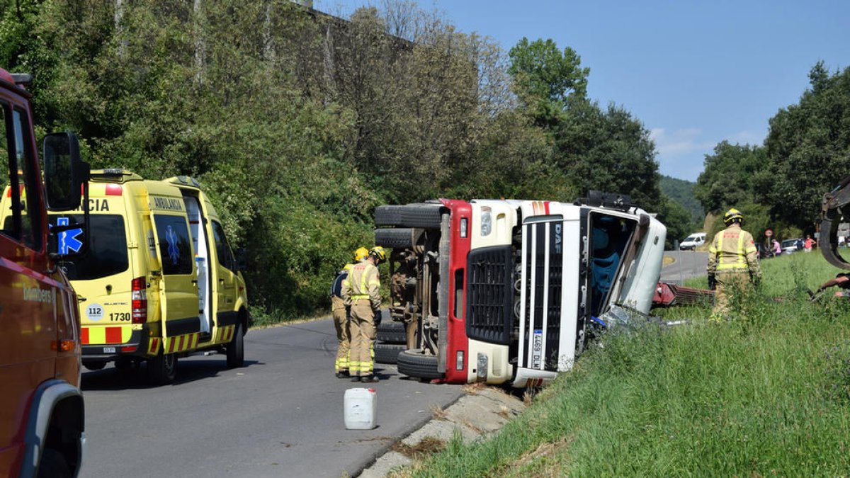 Un camió bolca a Aravell pel xoc amb els cables de telefonia