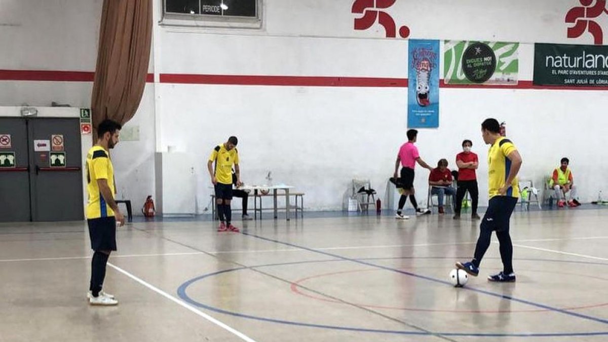 El Sant Julià paga cares les errades i cau contra el Laguna (3-5)