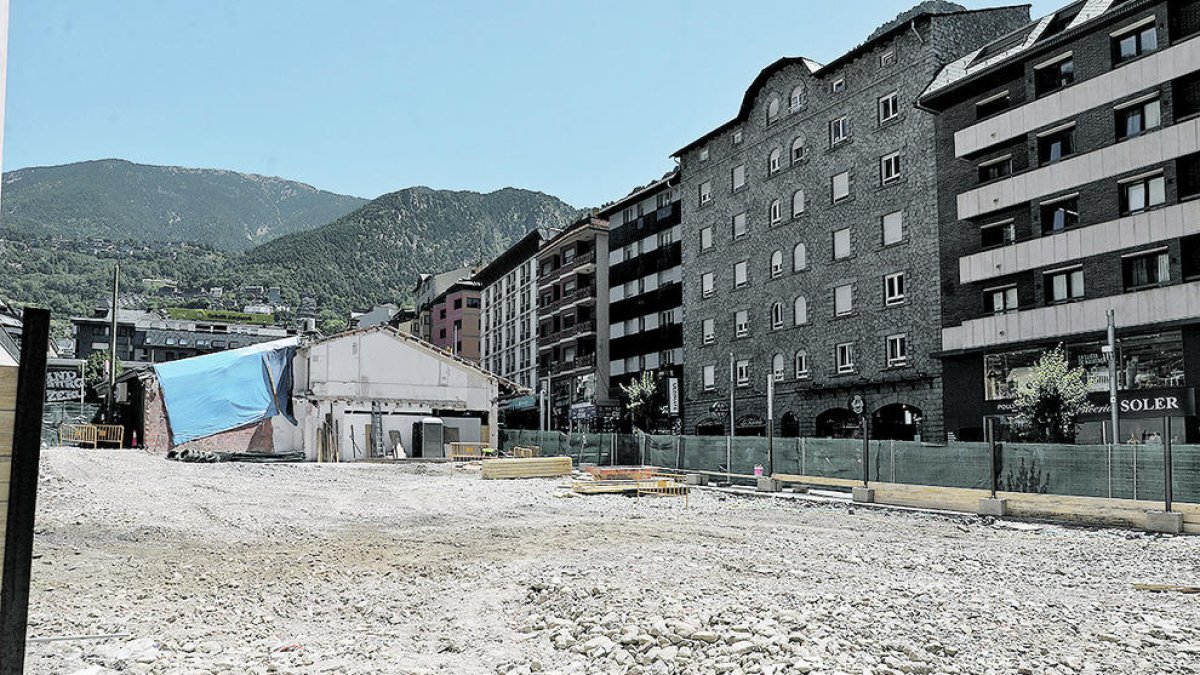 El plet pels límits amb un solar frena la torre de Casa Fusilé