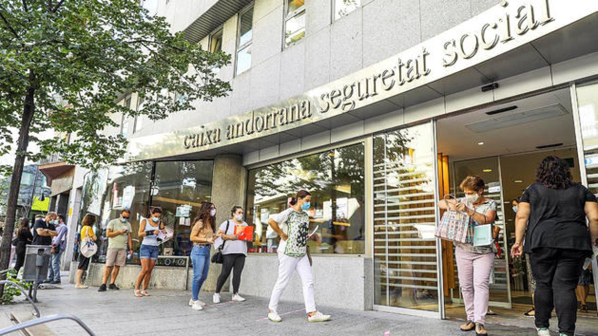 Dos treballadors de la CASS donen positiu