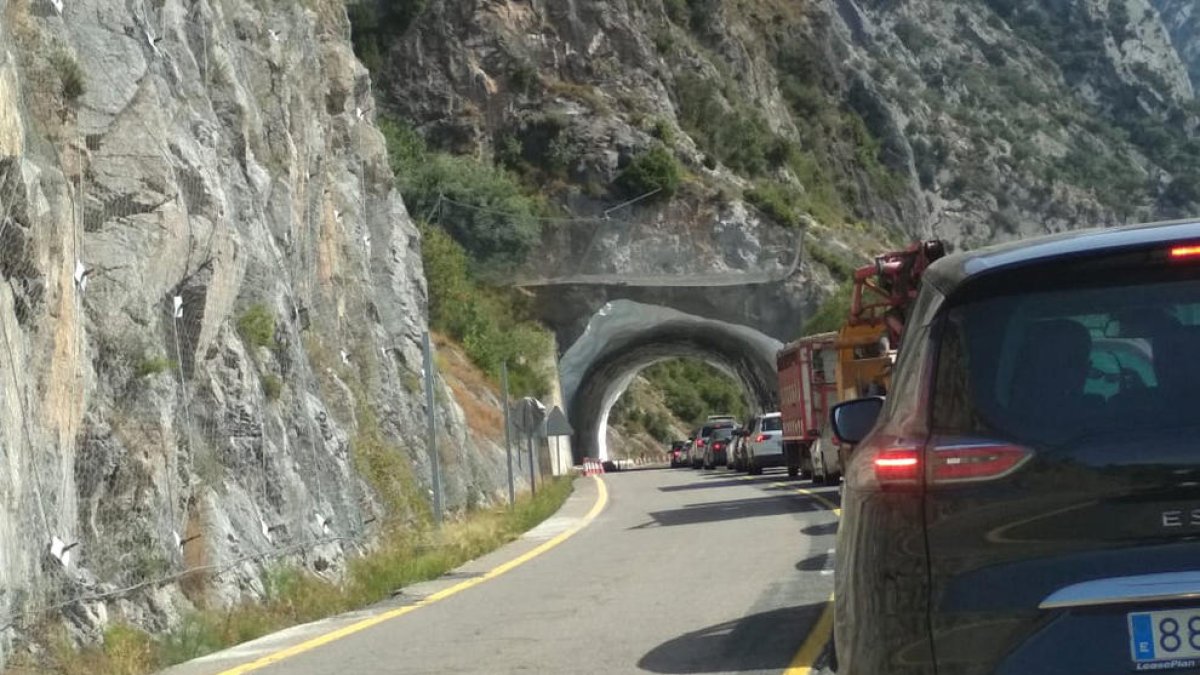 Cues de més de 20 minuts per les obres a Tresponts