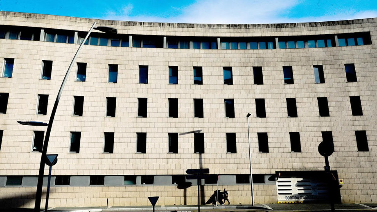 Aïllada una ala de la tercera planta de l'hospital en detectar-se dos positius