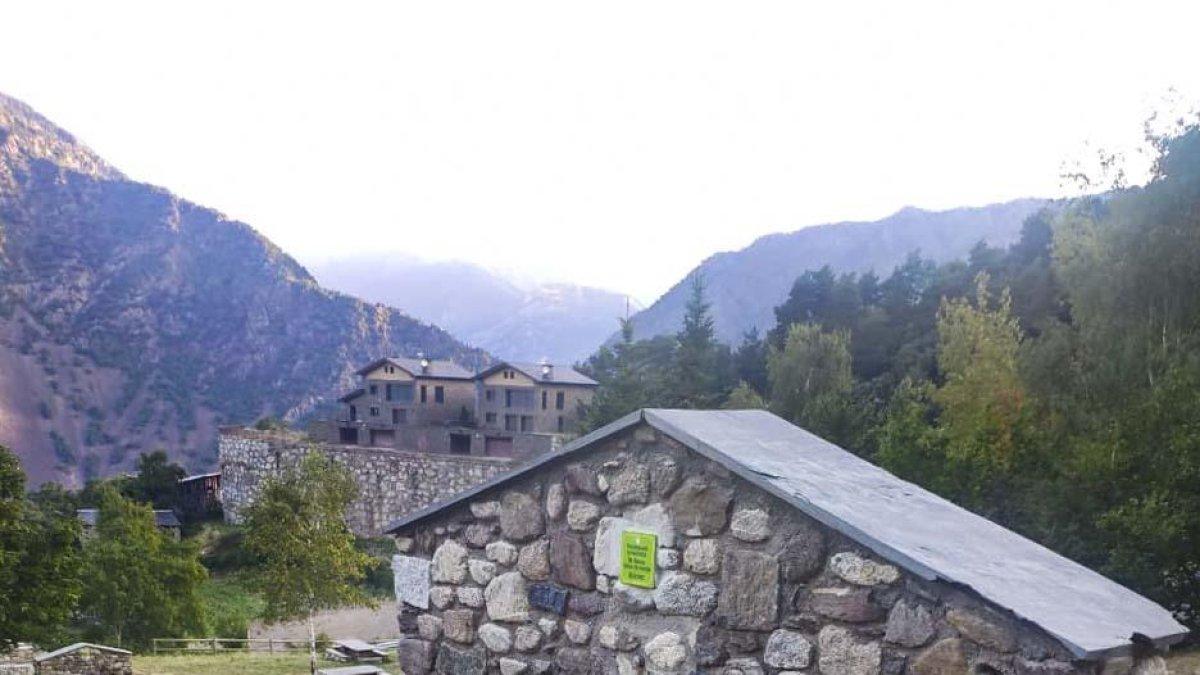 Estat de la font trencada al berenador de la Comella