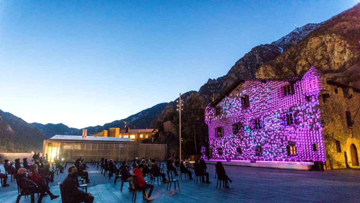 Videomapatge a la façana de Casa de la Vall