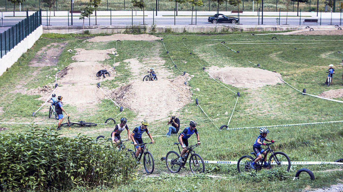 La capital i la federació impulsen un circuit de BTT per donar vida a la base