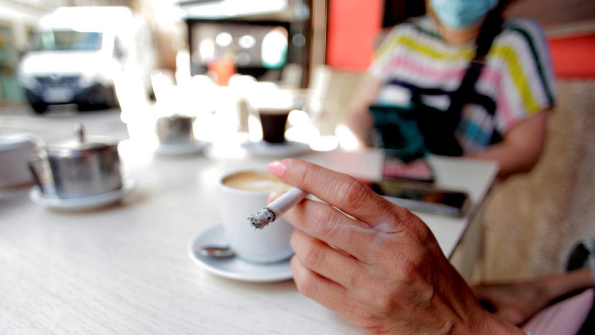 Catalunya també es planteja prohibir fumar si no hi ha la distància social