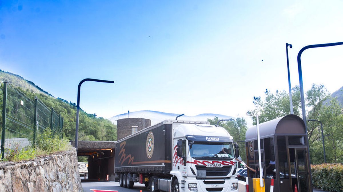 Les importacions baixen un 14,5% al juliol