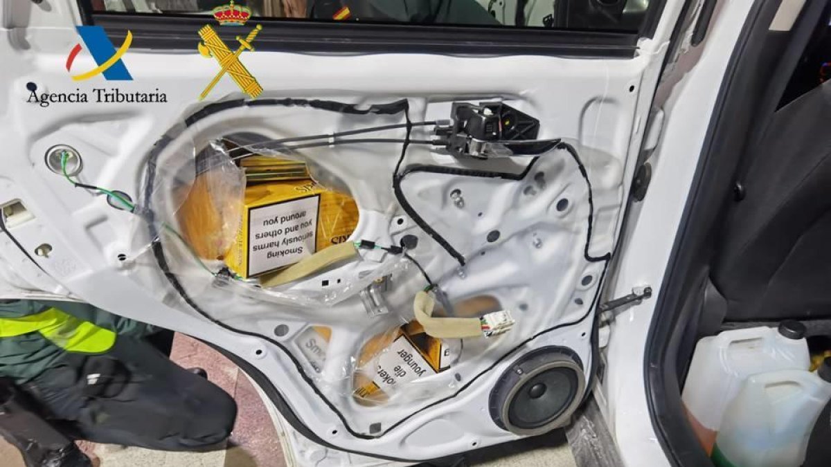 El tabac estava amagat a les portes del vehicle