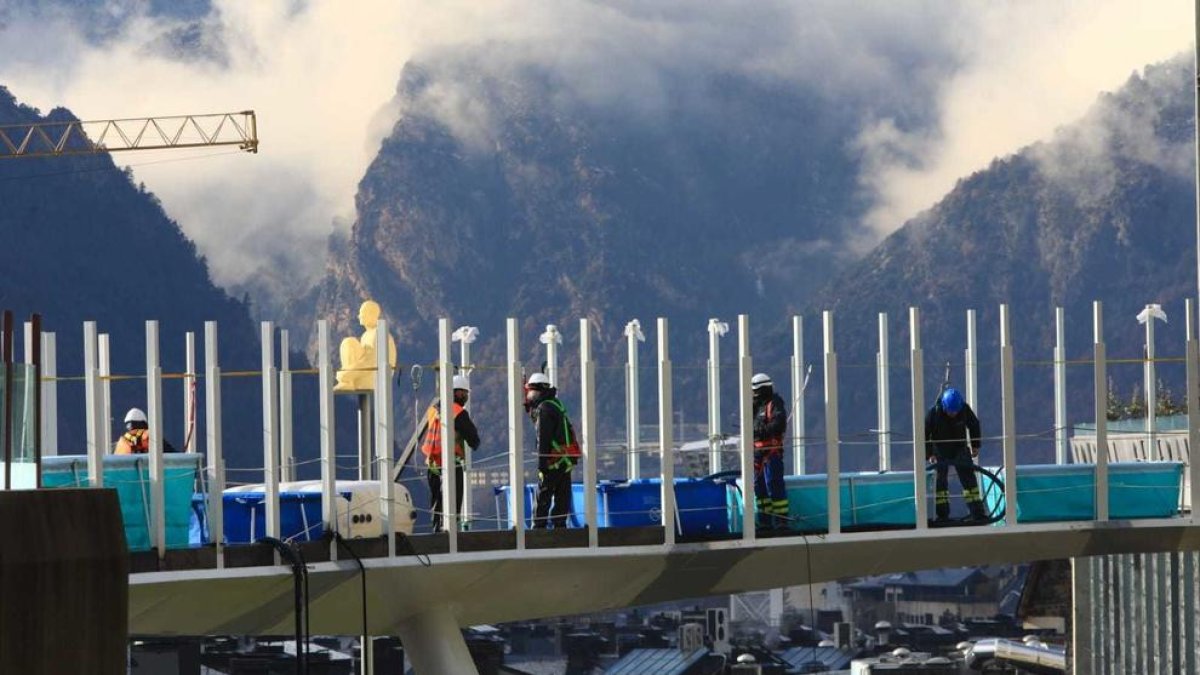 Prova de càrrega a la passarel·la de la plaça del Poble