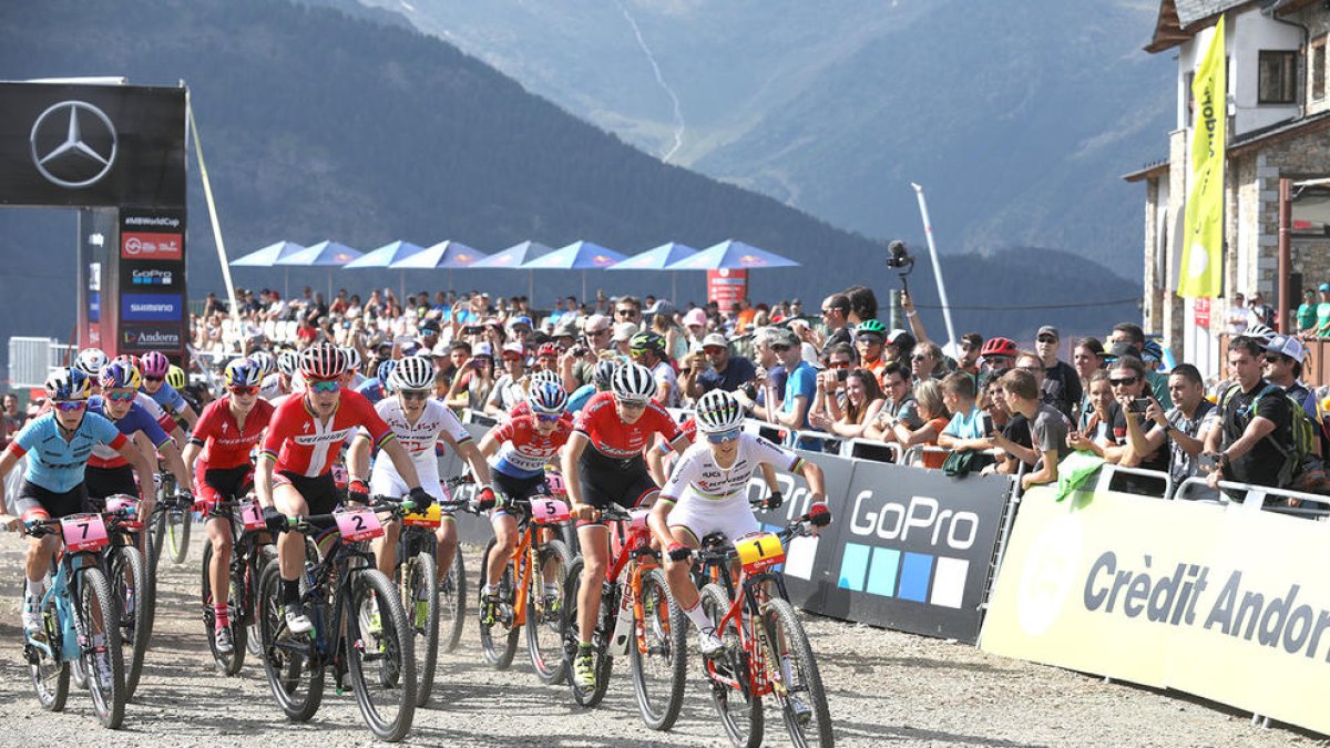 Un esdeveniment descentralitzat i de país