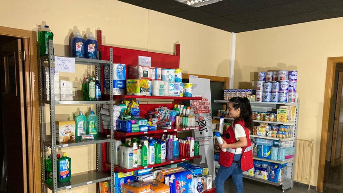 La Creu Roja ajuda 55 famílies amb dificultats d'alimentació