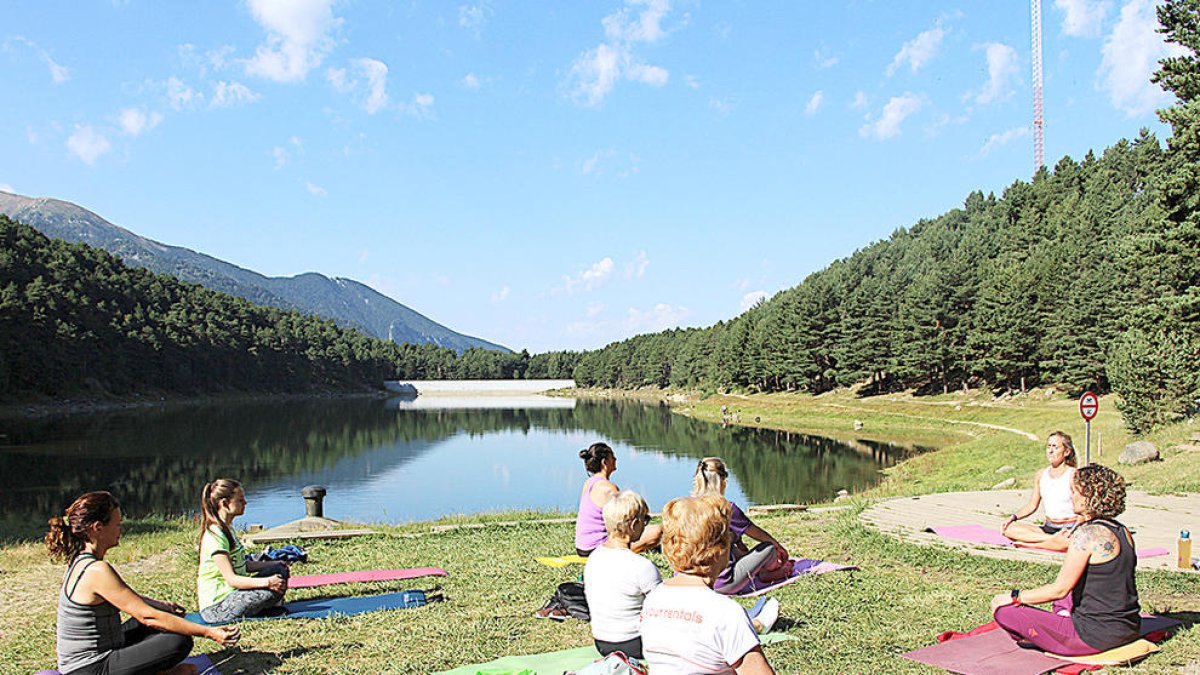 Ioga a Engolasters per acabar l'activitat d'estiu