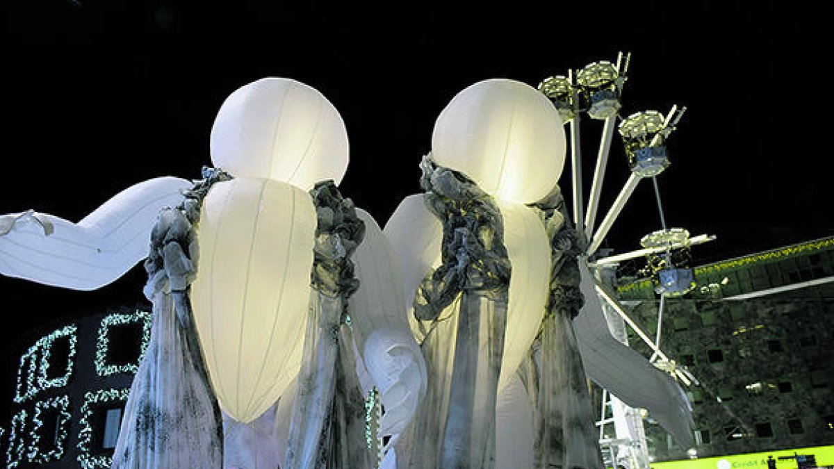 L'espectacle 'Totems' omple l'eix central de siluetes dansant