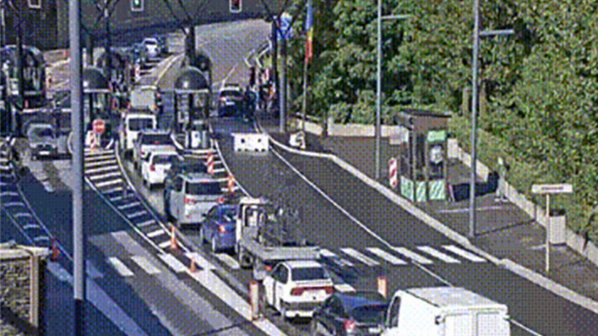 Cues a la frontera al matí