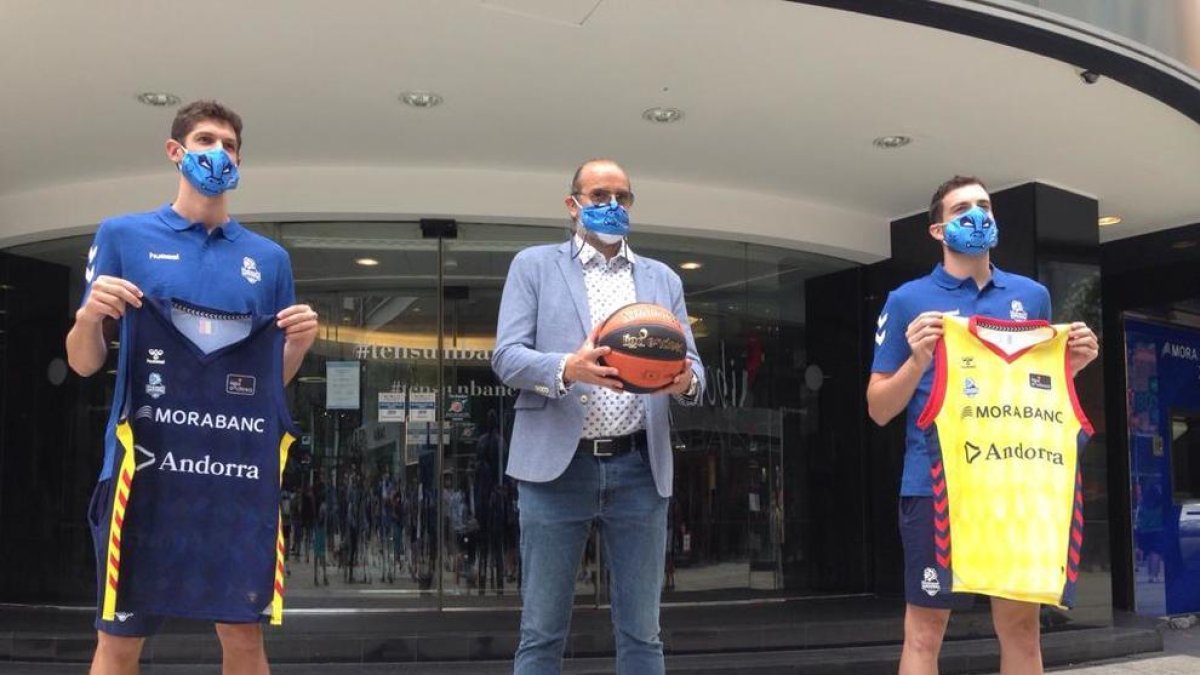 Oriol Paulí, Francesc Solana i Sergi Garcia, davant de la seu de MoraBanc.