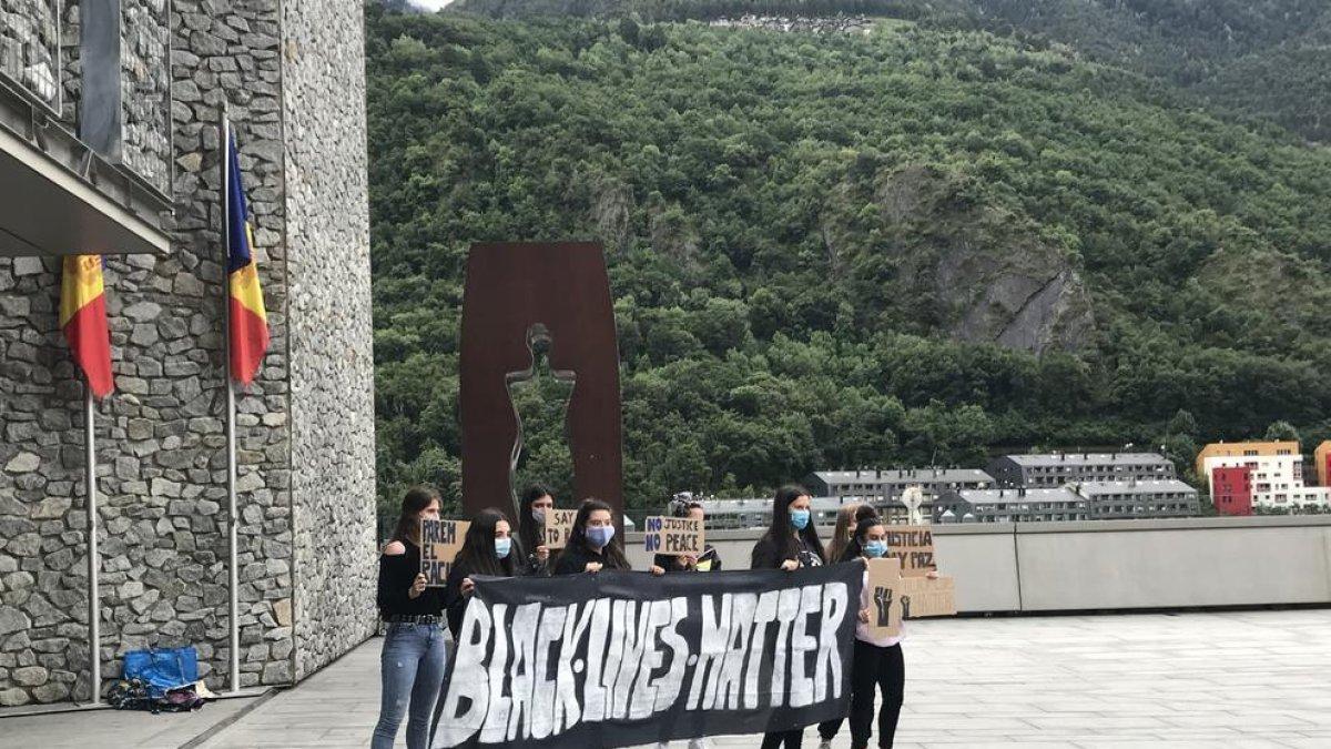 Un grup de joves, en la concentració contra el racisme del passat juny.