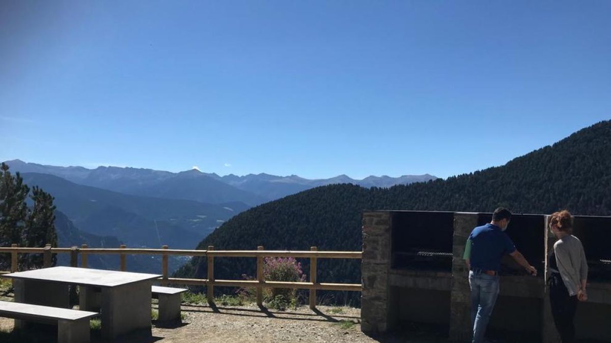 El conseller del comú, Sergi Gueimonde, i la directora de medi ambient del comú Eva López, al berenador del Roc de la Sabina.