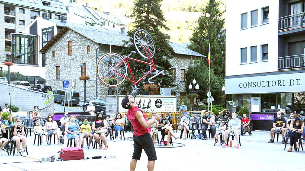 Acrobàcies amb bicicleta a la plaça de la Germandat