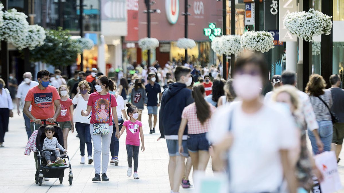 L'entrada d'excursionistes francesos 'salva' el juliol