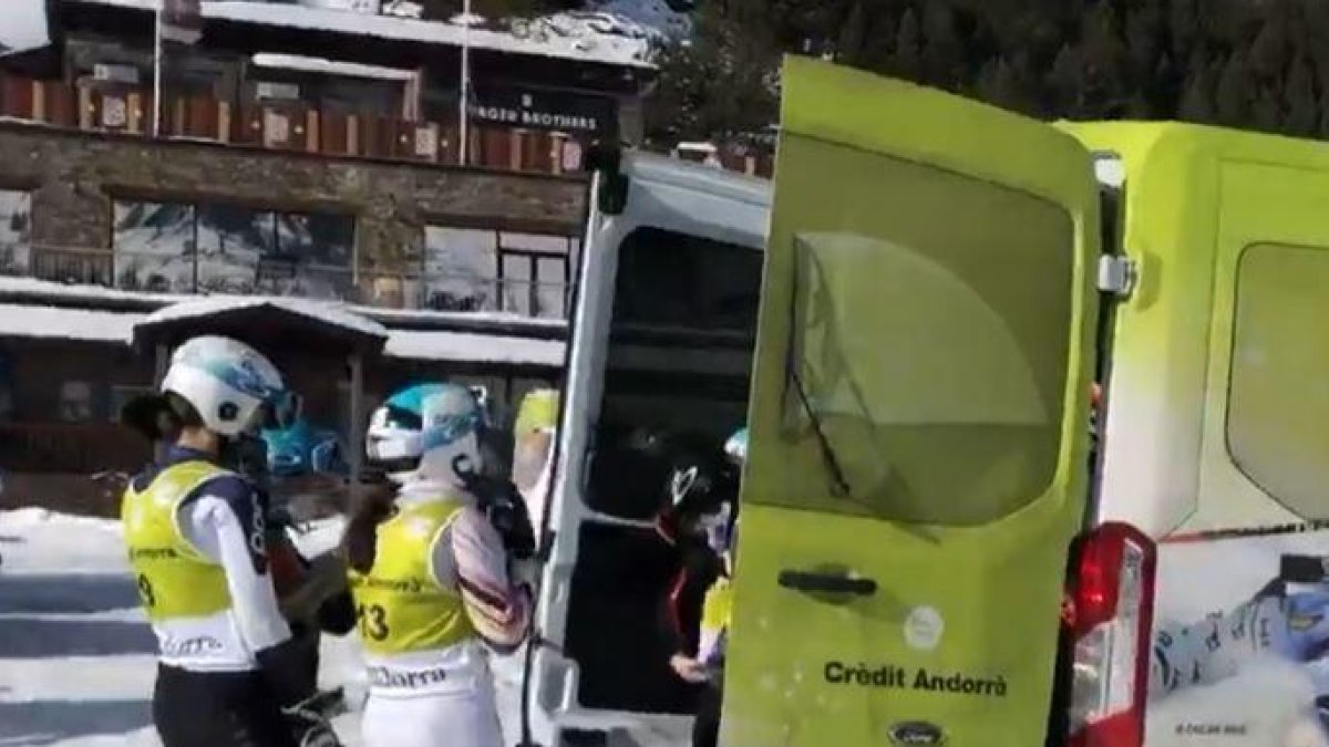 Els esquiadors avui preparant-se per entrenar a Grau Roig