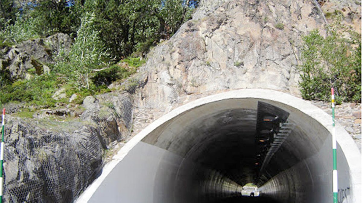 Ferida lleu una motorista en caure al túnel d'Arcalís