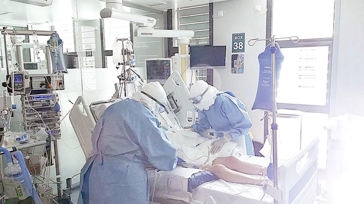 La unitat de cures intensives torna a tractar pacients tres mesos després