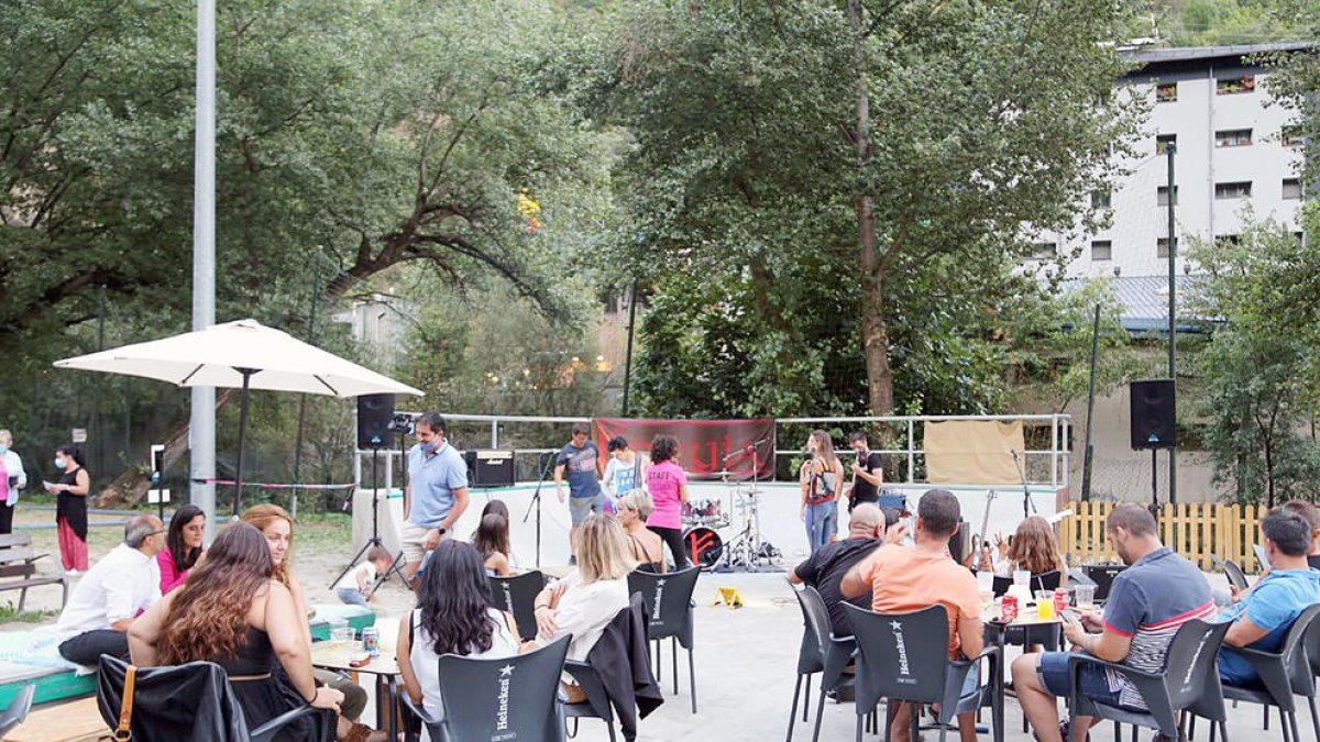 El concert dels Freyja omple la Cala laurediana