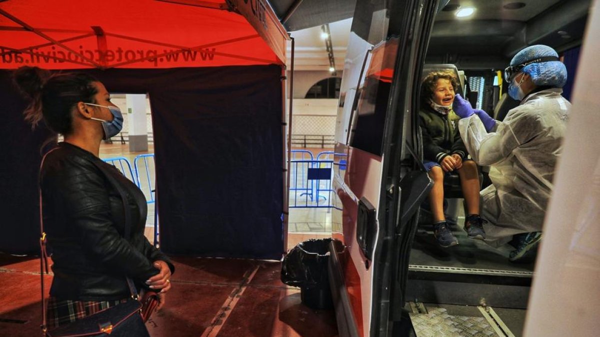 Un nen fent la TMA a l'Stop Lab del Prat Gran