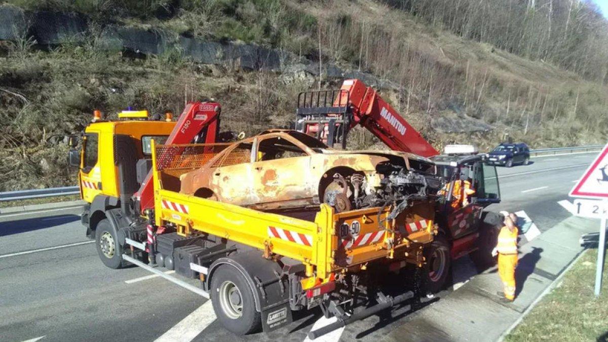 L'Arieja retira els cotxes cremats i abandonats per contrabandistes a l'RN20