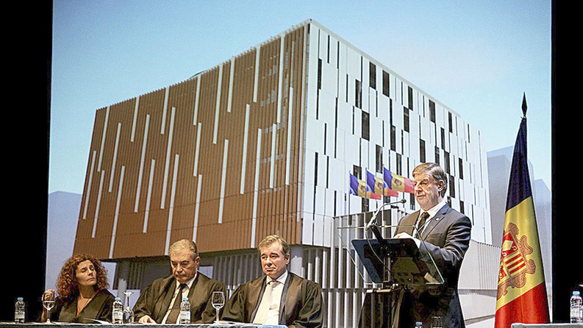 El futur de la batlle suplent es manté en punt mort