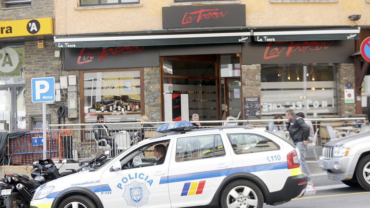 Detenen un turista, drogat i begut, després de perseguir-lo