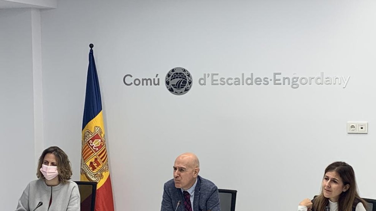 Rosa Gili, Joaquim Dolsa i Bea Pintos han presentat el pla d'ajuts