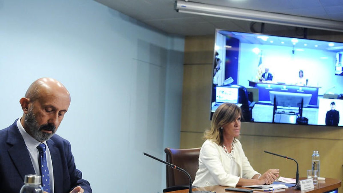 Els ministres Joan Martínez Benazet i Ester Vilarrubla en la compareixença d'aquesta tarda.