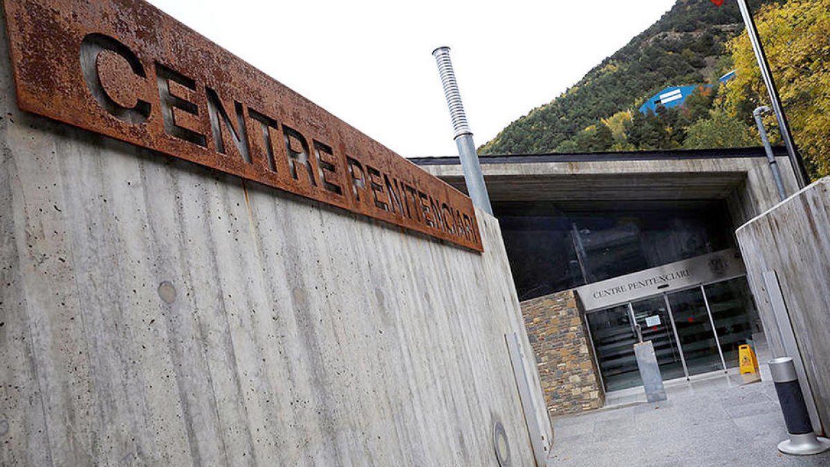 Dotze carcellers estan confinats per un positiu