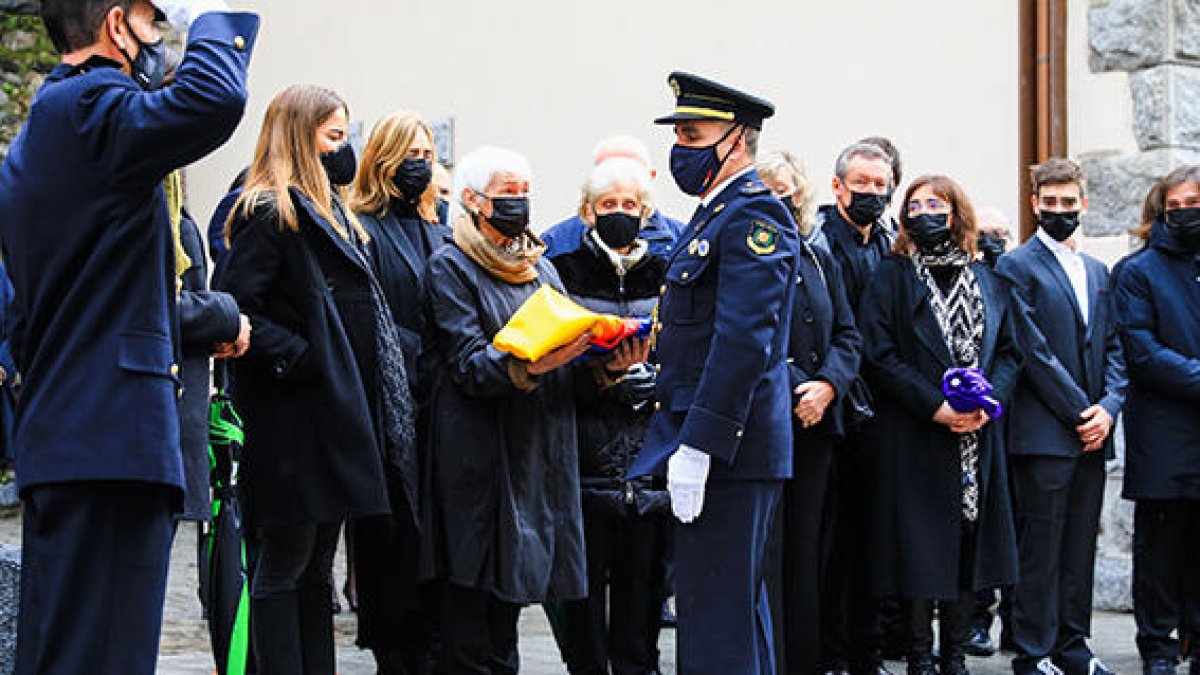 La vídua d'Òscar Ribas rep emocionada la bandera que cobria el fèretre de l'excap de Govern