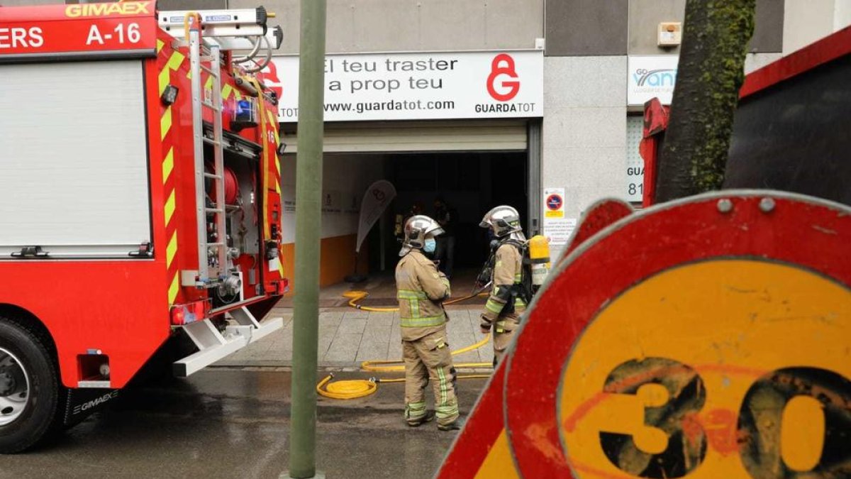Membres del cos de bombers, al carrer Verge del Pilar