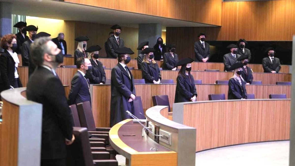 Minut de silenci per Òscar Ribas al Consell