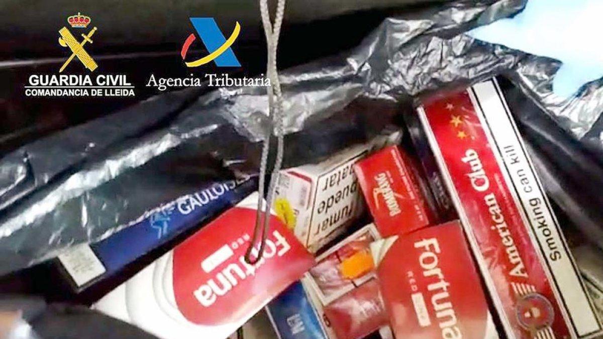 Enxampat un turisme francès amb 860 paquets de tabac a la duana de la Farga de Moles